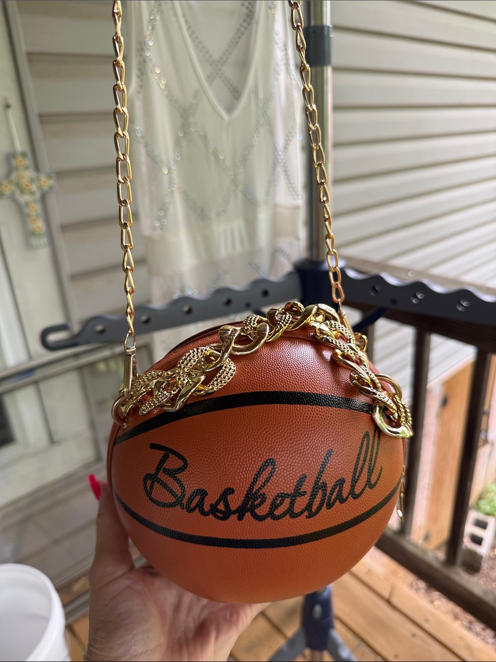 New 20” circumference w/ 26” long chain. Zipper too. Great for basketball girls